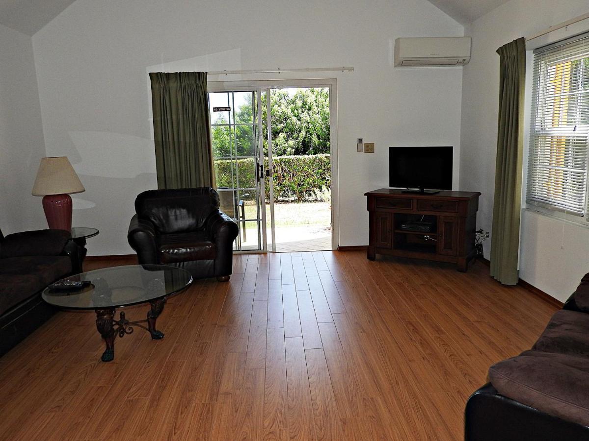Windsong Guest Apartments Pembroke ภายนอก รูปภาพ