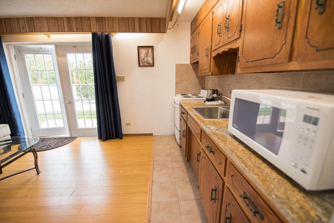 Windsong Guest Apartments Pembroke ภายนอก รูปภาพ